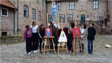 Die Teilnehmer des Projektes vor der Burg Bederkesa.