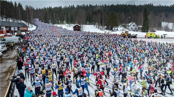 Strapaze im sulzigen Schnee - 100. Wasalauf in Schweden Die Teilnehmer starten zur 100. Ausgabe des klassischen Skilanglaufrennens.