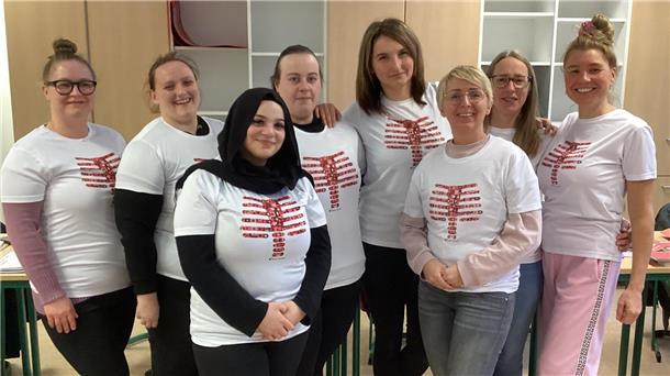 Die Teilnehmerinnen sind mit guter Laune in der Ausbildung zur Pflegeassistenz in Teilzeit dabei.