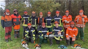 Die Teilnehmerinnen und Teilnehmer des Motorsägen-Lehrgangs der Feuerwehr Sittensen.