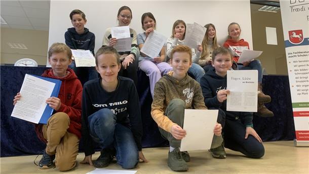Die Teilnehmerinnen und Teilnehmer des Plattdeutschen Lesewettbewerbes an der KGS Tarmstedt warten auf die Platzierung.