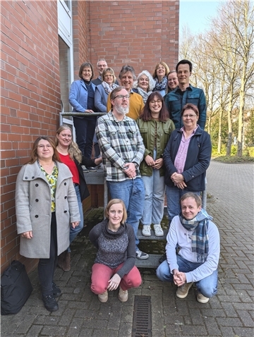 Die Teilnehmerinnen und Teilnehmer des Treffens der Regionalgruppe Elbe-Weser im VANB vor dem Magazin des Kreisarchivs in Bremervörde.