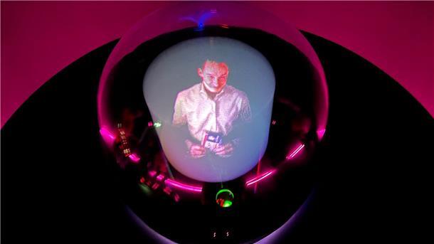 Blick in die Glaskugel: Fortschritte bei Hologramm-Telefonie Die Telekom präsentiert auf der Mobilfunk-Messe Mobile World Congress in Barcelona einen Router mit Glaskugel, der Hologramm-Telefonie ermöglichen soll.