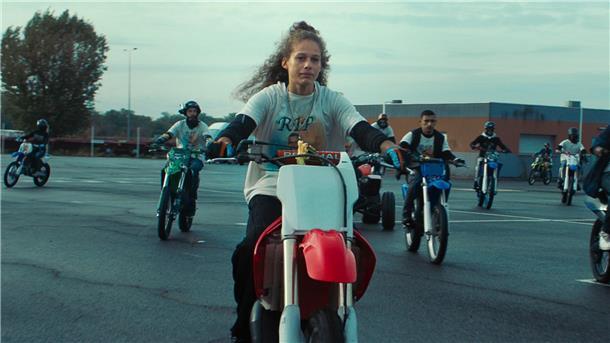 Die temperamentvolle und unabhängige Julia (Julie Ledru) auf ihrem Bike.