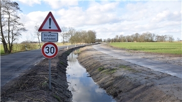 Die Tempo-30-Begrenzung wird sich bald erledigt haben. Nachdem die gröbsten Mängel am neuen Radweg beseitigt sind, soll nun die Erneuerung der Fahrbahn der Landesstraße zwischen Brückenhof und Langwarden erfolgen.