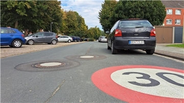 Poser in der Ehlers-Siedlung in Nordenham: Das sagen die Anwohner Das Foto zeigt parkende Autos und einen Hinweis auf die Tempo-30-Zone in der Hermann-Ehlers-Siedlung in Nordenham.
