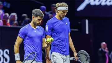 Die Tennisstars Alexander Zverev und Carlos Alcaraz kritisieren die lange Saison. 