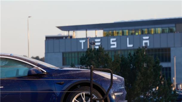 Tesla sagt Zusammenarbeit mit Betriebsrat zu Die Tesla-Autofabrik in Grünheide vor den Toren Berlins.