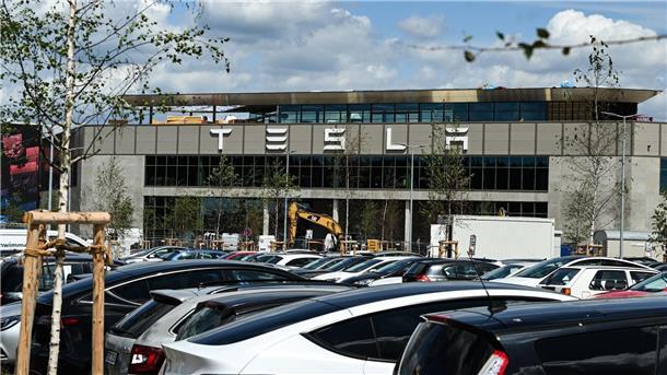 Brandenburg will von Tesla Nachbesserungen bei Ausbauantrag Die Tesla Gigafactory in Berlin-Brandenburg will die Produktionszahlen verdoppeln. Nicht jedem gefällt das.
