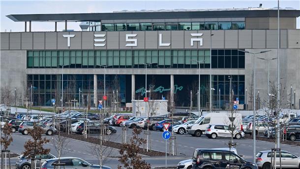 Tesla-Chef Elon Musk besucht Fabrik nach Anschlag Die Tesla-Gigafactory in Grünheide bei Berlin.
