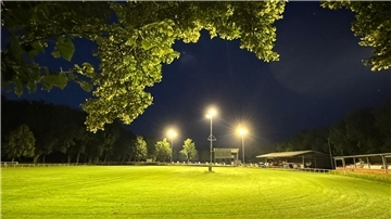 Die Tests zeigen, wie gut die neuen Flutlichter den Turnierplatz ausleuchten.
