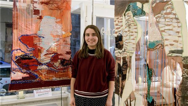 Die textilen Collagen von Rebecca Hilser lassen sich sowohl von der Vorder- als auch der Rückseite betrachten.