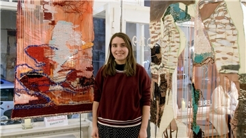 Die textilen Collagen von Rebecca Hilser lassen sich sowohl von der Vorder- als auch der Rückseite betrachten.