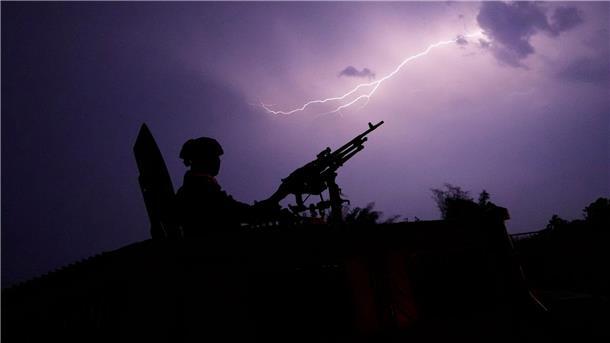 Myanmar: Schwere Luftangriffe an der Grenze zu Thailand Die thailändische Armee ist am Fluss Moei seit Tagen mit zahlreichen gepanzerten Fahrzeugen im Einsatz.