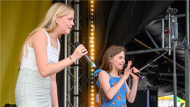 Maritime Tage in Bremerhaven: An den Bühnen wird gefeiert - die besten Party-Fotos Die The-Voice-Kids-Gewinnerin von 2022, Georgia Balke, begeisterte auf der Radio Bremen-Bühne im Duett mit der jungen Sängerin Zenzi Kliebisch.