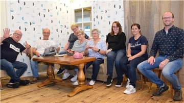 Die Theatergruppe Deinstedt (von links): Uwe Planting, Thorsten Burfeind, Regisseurin Anne Winkelmann, Doris Baden, Elisabeth Brandt, Elke Pape, Souffleuse Sabrina Seeba und Carsten Seeba. Es fehlt Jan-Peter Pape.
