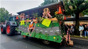 Die Themen der Parade reichten von traditionellen Erntemotiven bis hin zu Aktuellem aus Bereichen wie Umwelt, Klima oder Landwirtschaft, gleichermaßen humorig wie kritisch zum Ausdruck gebracht.