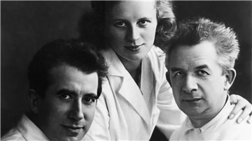 Die Thieles lebten seit 1929 gemeinsam, erst in der Hafenstraße, später in ihrer Gartenanlage in Leherheide. Das Foto zeigt (von links) Georg, Grete und Gustav Thiele.