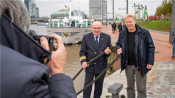 Die "Thurgau Saxonia" im Neuen Hafen vor der Kreuzreise zu den Weihnachtsmärkten der Region. Kapitän Harald Ludwig und Dr. Ralf Meyer, Leiter des Referats für Wirtschaft, freuen sich, dass es losgeht.