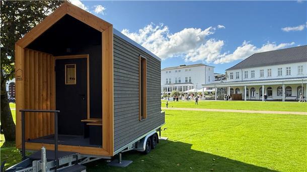Die Tiny Houses bieten einen Blick auf den Kurpark von Norderney. 