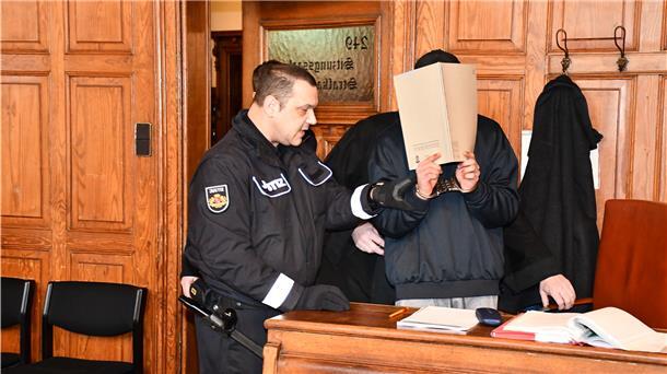 Die Tochter des Opfers und ihre Anwältin denken, dass der Mord an dem 76 Jahre alten Mann im August vergangenen Jahres womöglich verhindert worden wäre, wenn die Justiz den Angeklagten gut anderthalb Jahre zuvor wegen einer Raubtat zur Rechenschaft gezogen hätte.