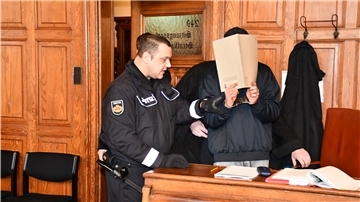 Die Tochter des Opfers und ihre Anwältin denken, dass der Mord an dem 76 Jahre alten Mann im August vergangenen Jahres womöglich verhindert worden wäre, wenn die Justiz den Angeklagten gut anderthalb Jahre zuvor wegen einer Raubtat zur Rechenschaft gezogen hätte.
