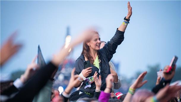 Deichbrand 2023: Magische Momente auf und vor den BÜHNEN (Fotos) Die Tokio-Hotel-Fans feuen sich auf eine krasse Show.