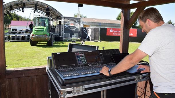 „Rock den Lukas“: Festival in Tarmstedt startet am Freitag mit Traumwetter Die Tontechnik ist wichtig: Nikolas Bösch vom RdL-Team trifft wenige Stunden vor dem Auftritt der ersten Bands die nötigen Vorbereitungen.