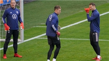 Die Torhüter Marc-Andre ter Stegen (l-r), Bernd Leno und Manuel Neuer.
