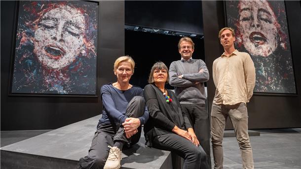 Angela Denoke (Inszenierung), Susana Mendoza (Bühne und Kostüme), Marc Niemann (musikalische Leitung) und Torben Selk (Dramaturgie) bereiten die Bühnen-Schlussproben zur Premiere der Oper "Tosca" vor.