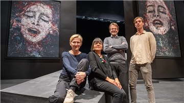 Angela Denoke (Inszenierung), Susana Mendoza (Bühne und Kostüme), Marc Niemann (musikalische Leitung) und Torben Selk (Dramaturgie) bereiten die Bühnen-Schlussproben zur Premiere der Oper "Tosca" vor.
