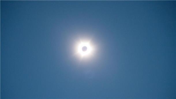 Die totale Sonnenfinsternis von einem Beobachtungsort in Exmouth.