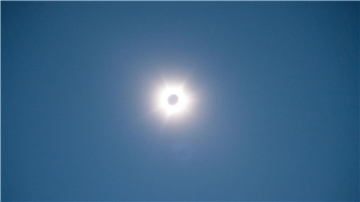 Die totale Sonnenfinsternis von einem Beobachtungsort in Exmouth.