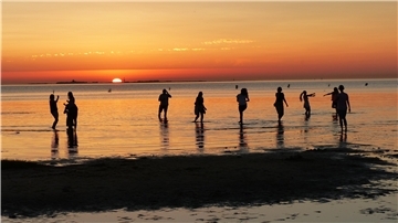 Die Tourismuswirtschaftsgemeinschaft plant, einen Strandabschnitt in Cuxhaven zur Partyzone für junge Menschen zu erklären. Damit soll die Attraktivität von Cuxhaven gesteigert werden.