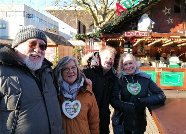 Die Touristen Jürgen Helms (v.links), Silvia Helms, Thomas Brunkin und Heidi Wil...