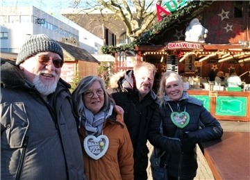 Die Touristen Jürgen Helms (v.links), Silvia Helms, Thomas Brunkin und Heidi Wil...