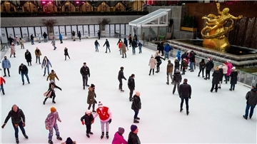 Die traditionelle Eisbahn am Rockefeller Center ist wieder offen. (Archivbild)