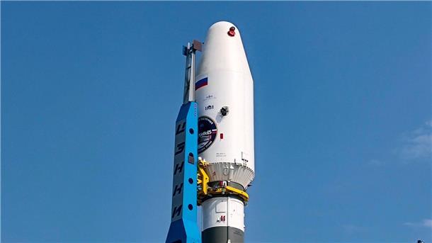 Die Trägerrakete vom Typ Sojus-2.1b mit der Raumsonde „Luna-25“ an Bord steht am Startplatz auf dem Weltraumbahnhof Wostotschny.
