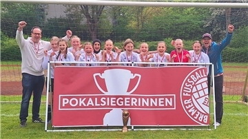 C-Juniorinnen jubeln hinter einem Schild, auf dem Pokalsiegerinnen steht.