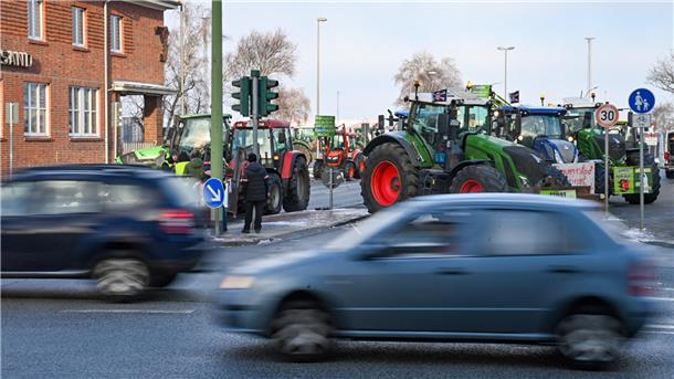 Bauernproteste: Mehr als 2000 demonstrieren in Aurich - Scholz: „Galgen sind keine Arguemente“ Die Traktoren blockieren die Zufahrt zum Hafen.