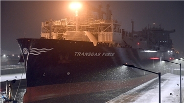 Die „Transgas Force“ hat Bremerhaven am Mittwochmorgen im Schneegestöber per Dockschleusung verlassen.