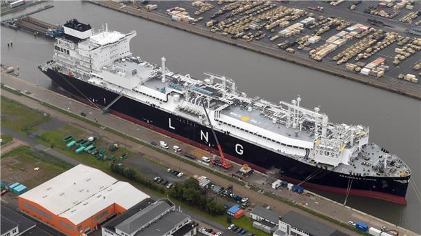 Die „Transgas Force“ liegt an der Westkaje im Kaiserhafen III.