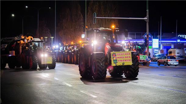 Bauernproteste: Mehr als 2000 demonstrieren in Aurich - Scholz: „Galgen sind keine Arguemente“ Die Trecker positionieren sich auf der Stresemannstraße.