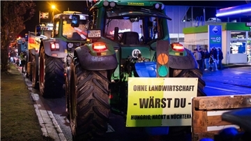 Die Trecker sammelten sich vor dem Spiel der Fischtown Pinguins auf der Stresemannstraße in Bremerhaven.