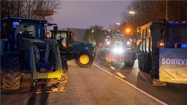 Bauernproteste am Freitag: Wurster Straße seit 1.20 Uhr wieder frei für den Verkehr Die Treckerfahrer müssen die Wurster Straße auf Weisung der Polizei für rund 30 Minuten freimachen.