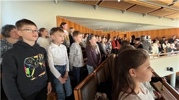 Die Tribüne des Kreistags war ausnahmsweise voll mit jungen Leuten: vorne die Grundschüler aus der Wingst, im Hintergrund die Gymnasiasten aus Cuxhaven. 