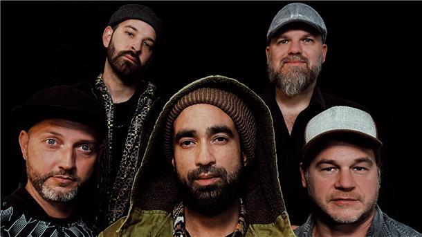 Porträtfotos der fünf Band-Mitglieder von "Marley's Ghost" 