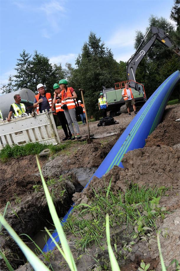 Die Trinkwasserleitung in die nördliche Wesermarsch stammt aus den 1970ern. In Huntebrück wurde sie vor einigen Jahren auf einer Länge von etwa 325 Metern erneuert. Die beiden Leitungsstränge mit einem Durchmesser von jeweils 630 Millimetern verlaufen auch unter dem Flussbett der Hunte. Bei der Verlegung wurde ein Bohrkopf unter dem Fluss hindurchgeführt . Anschließend wurde das Bohrloch geweitet, um die Leitungsstränge Zentimeter für Zentimeter ins Erdreich und somit unter dem Fluss hindurch zu ziehen.