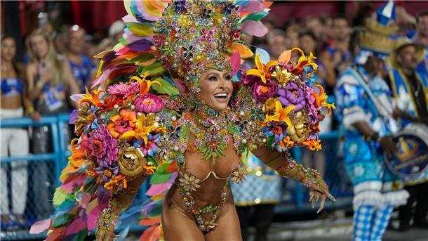 Rios Karneval glänzt mit Innovationen Die Trommelkönigin Sabrina Sato von der Sambaschule Vila Isabel tritt während der Karnevalsfeierlichkeiten im Sambadrom in Rio auf.