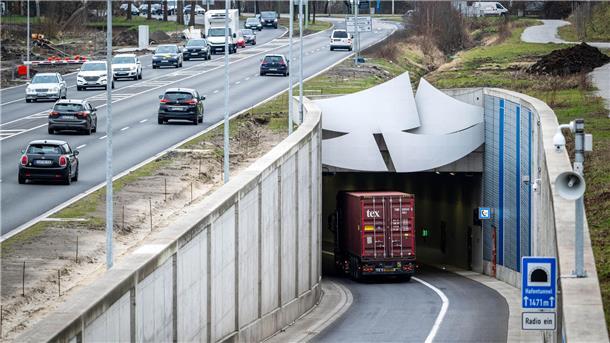 Schadstoffbelastung: Hat der Hafentunnel die Luft in Bremerhaven verbessert? Lkw fährt in den Hafentunnel hinein.
